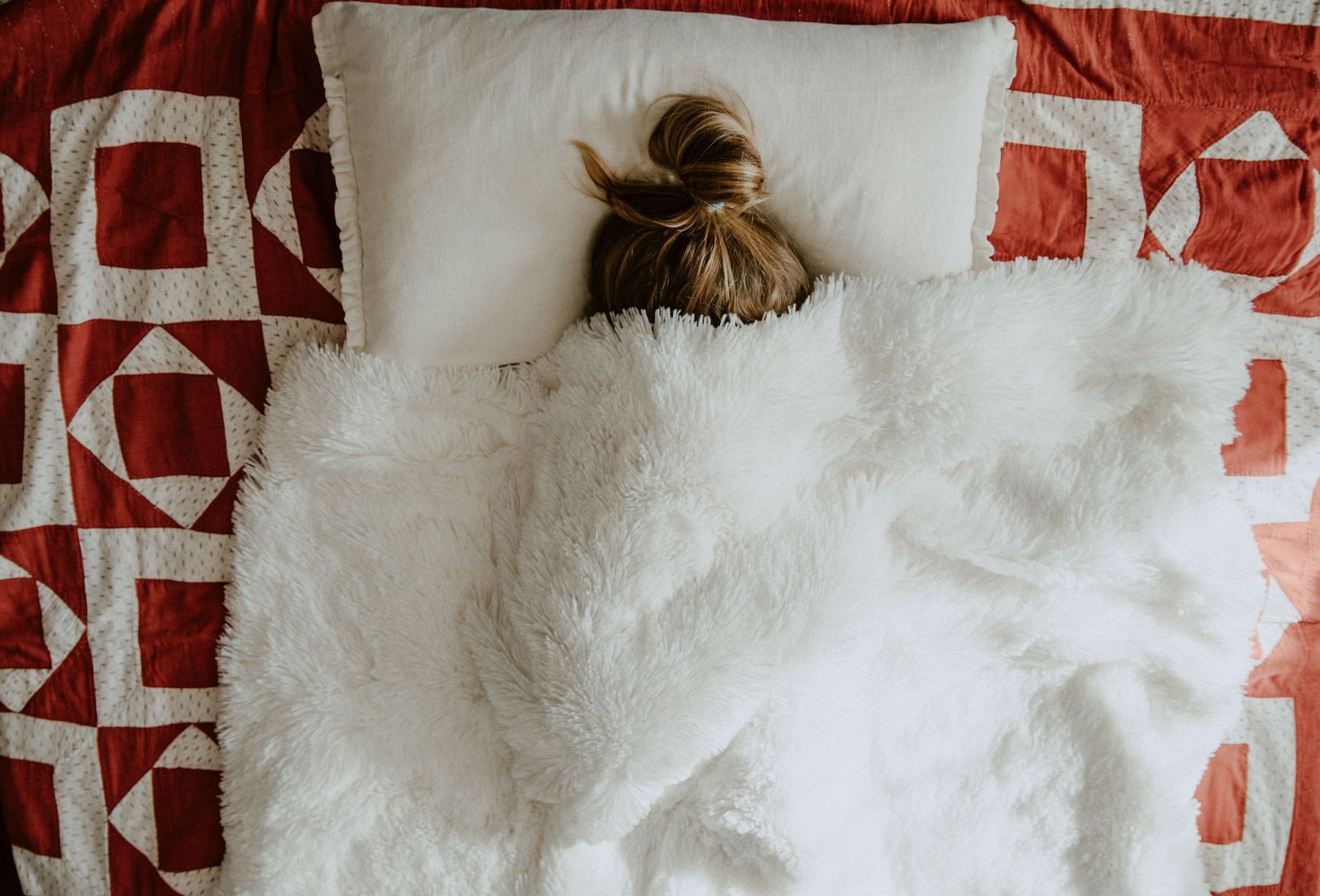 Vicks for stuffy nose (Image via Unsplash/Kelly Sikkema)